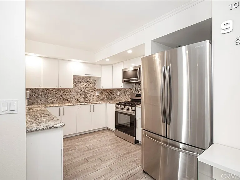 110 W Maple St #30 — Photo 12