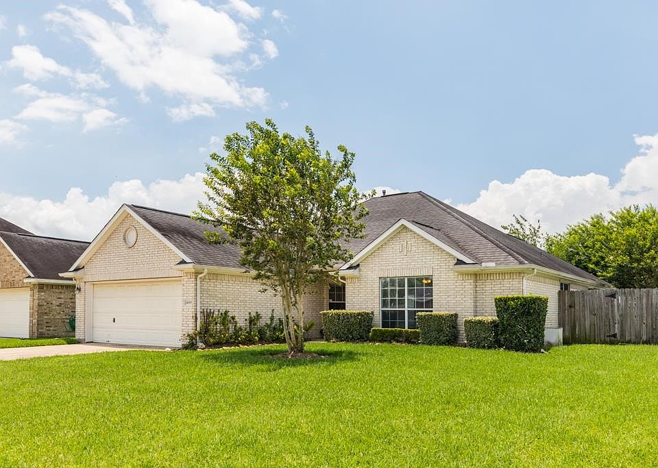 Lovely home located in Somerset subdivision