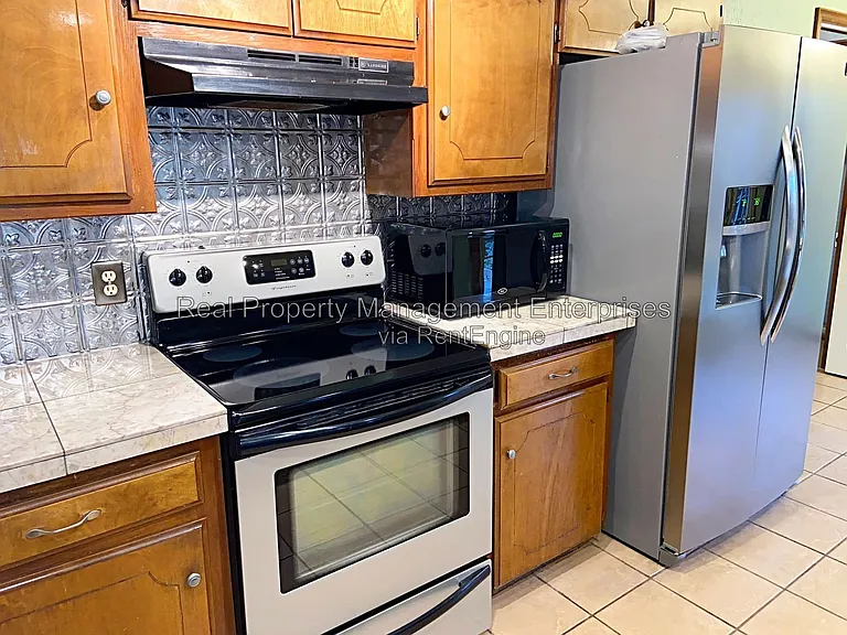 204 W 10th St — Photo 12