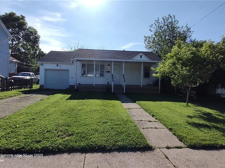 1033 Victoria Ave — Photo 1