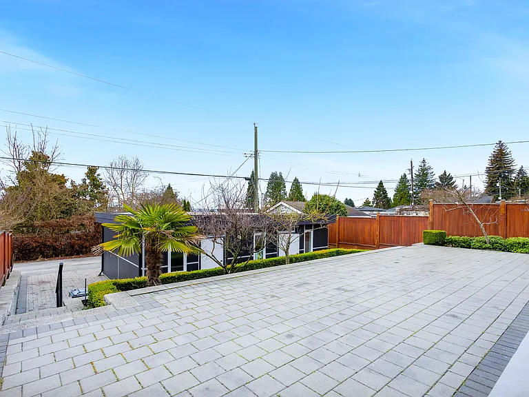 851 Whitchurch St — Photo 10