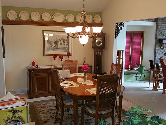 Dinning Rm  Vaulted ceiling