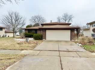 947 Maple Ln, Bartlett, IL 60103