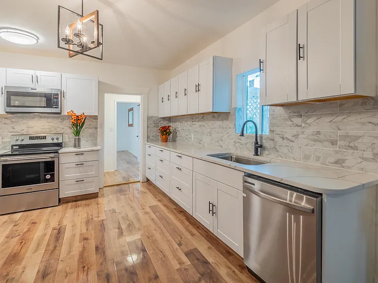 302 E Adams St — Photo 9
