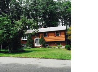 3 Hamilton Ln, Chestnut Ridge, NY 10977