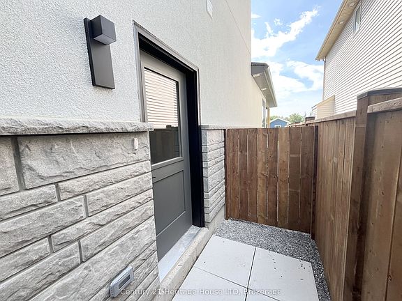 3rd image of 99B Moffatt St