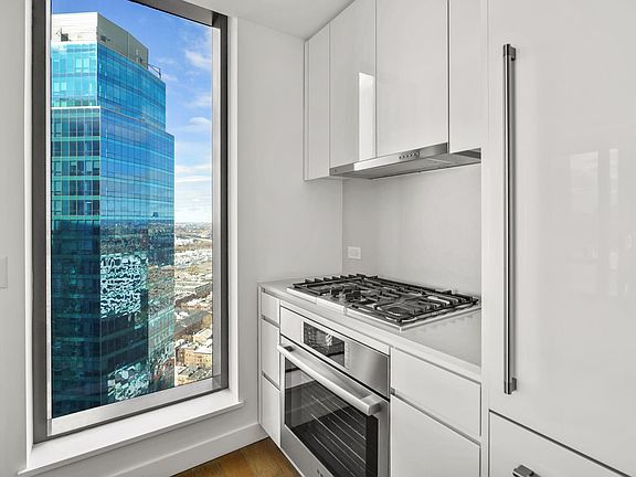 4th image of 99 Hudson St #3711
