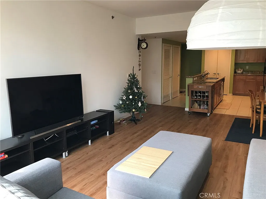 2 bed, 1040 sqft, $3,450 — Photo 3