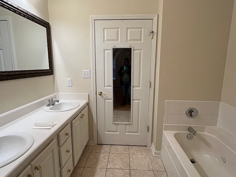 MASTER BATH ROOM