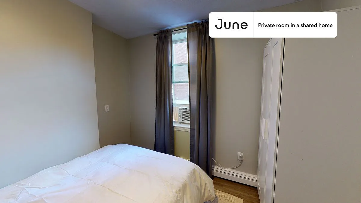 Queen bedroom in 3 bed/1 bath home in North End #473 B — Photo 2
