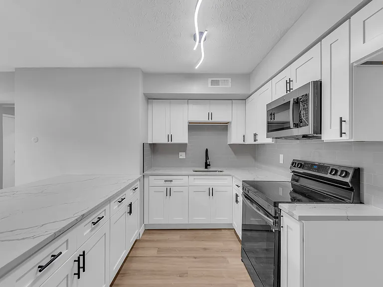 518 Turnberry Ln — Photo 2