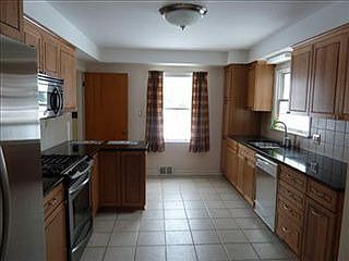 5th image of 3283 Somerset Dr