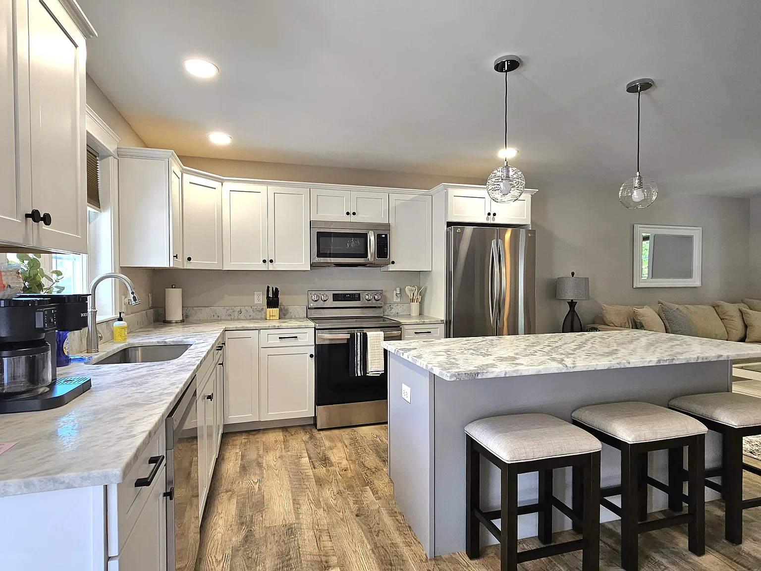 3 bed, 2.5 bath, 1900 sqft, $3,400 — Photo 2