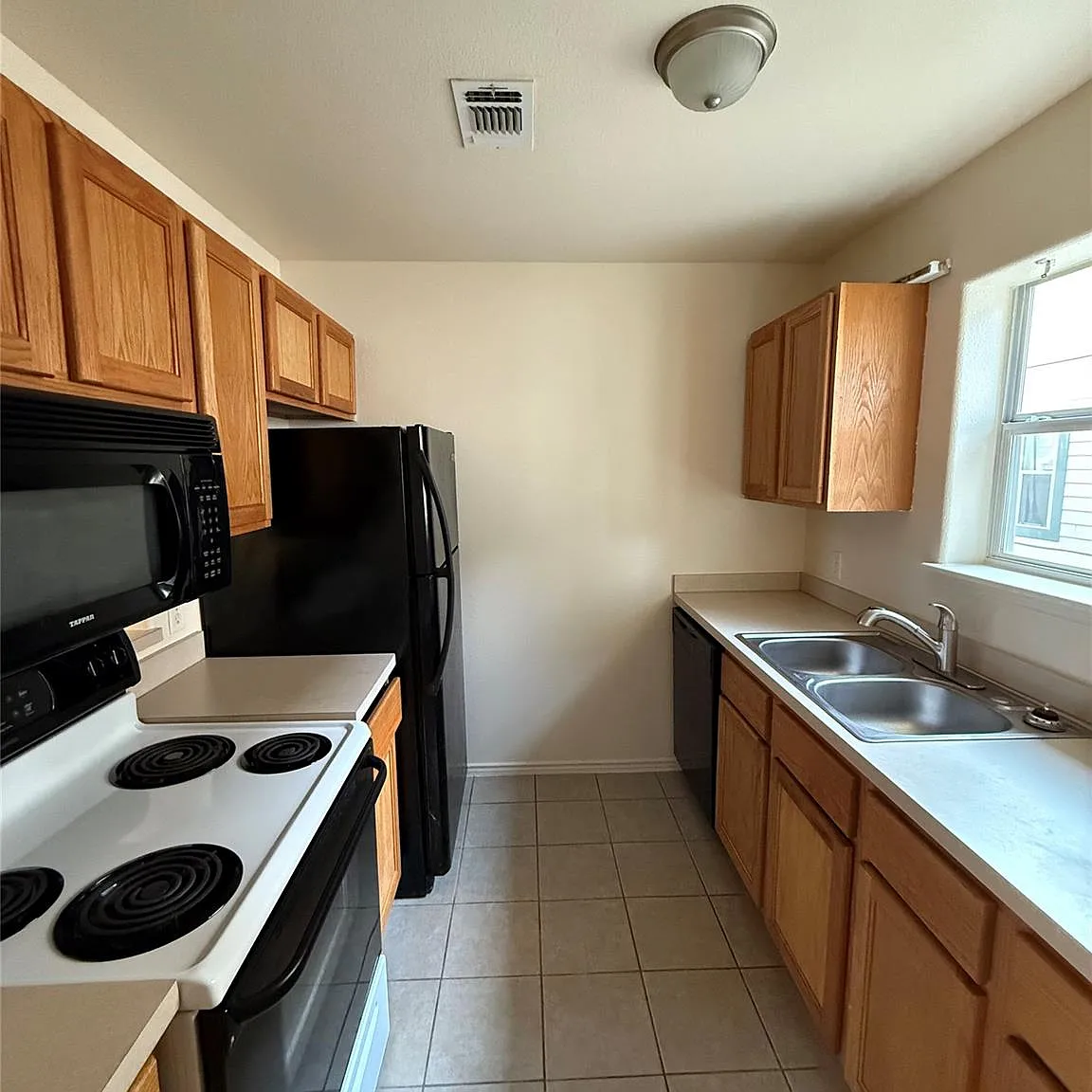 1 bed, 1.5 bath, 16462 sqft, $1,000 — Photo 1