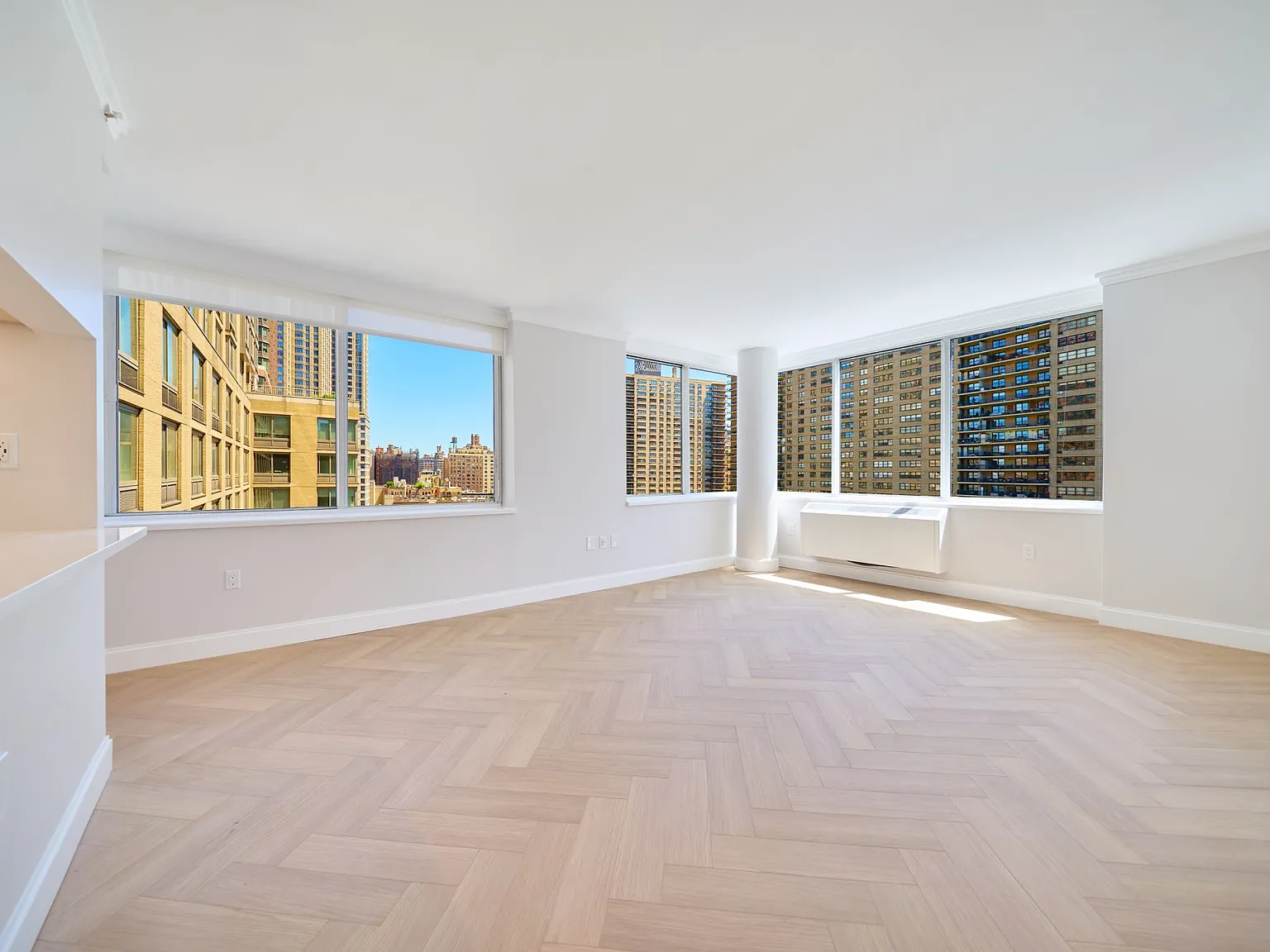 160 Riverside Boulevard — Photo 2