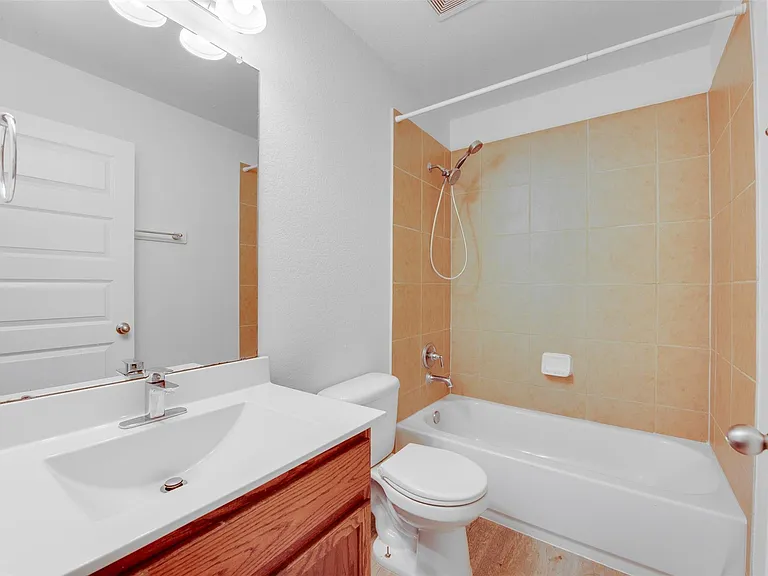 2410 Lakecrest Town Dr — Photo 20