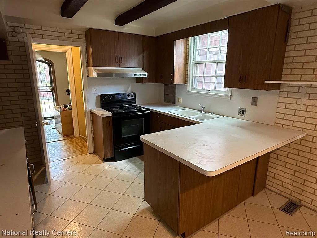 3 bed, 1.5 bath, 2100 sqft, $1,500 — Photo 2