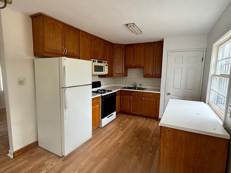 937 Barney Ave — Photo 4