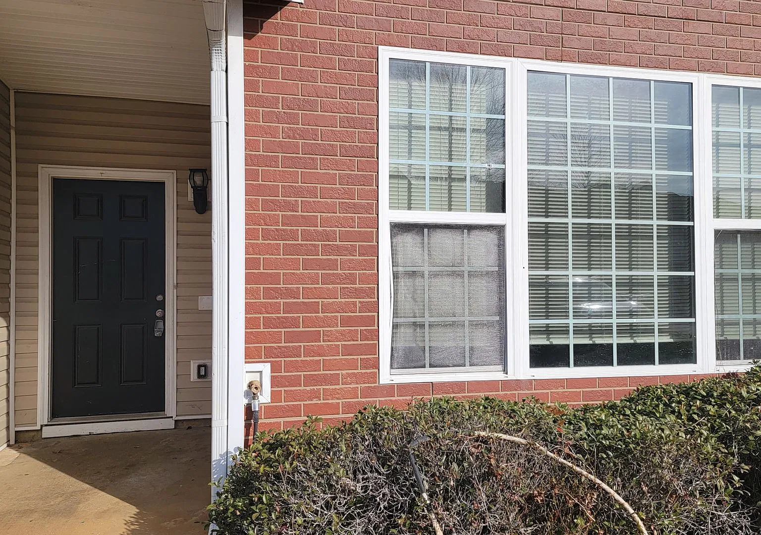 2-Story Townhome - Walk to Nearby Lake - Quiet Cul-de-Sac — Photo 2