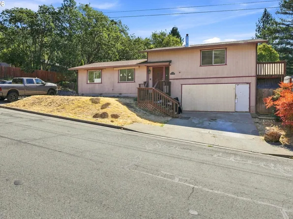 1499 NE Hillcrest Dr, Grants Pass, OR 97526