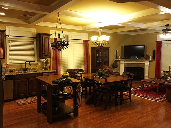 Kitchen / Dining Area