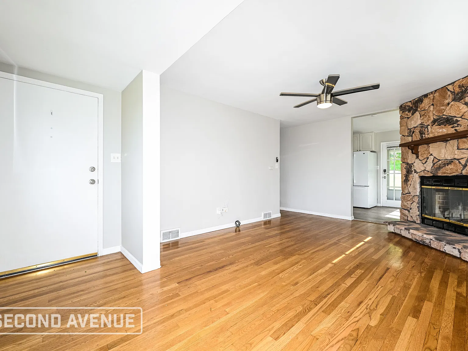 3 bed, 1.0 bath, 1006 sqft, $1,149 — Photo 3