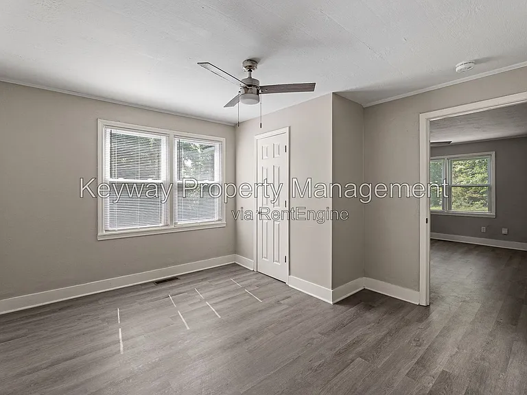 304 Crystal Lake Dr — Photo 5