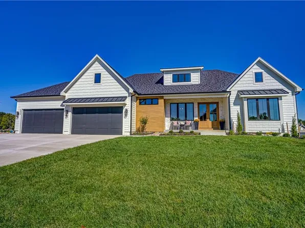 590 S Shore Dr, Lake Winnebago, MO 64034