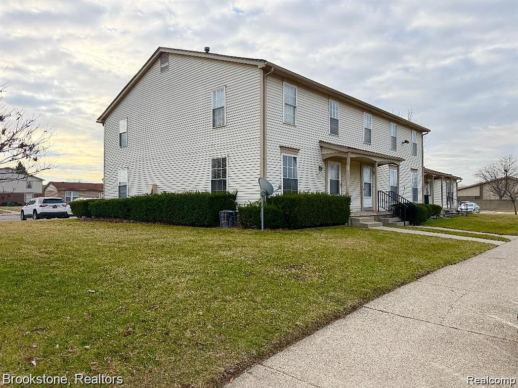2 bed, 1.0 bath, 800 sqft, $1,399 — Photo 2