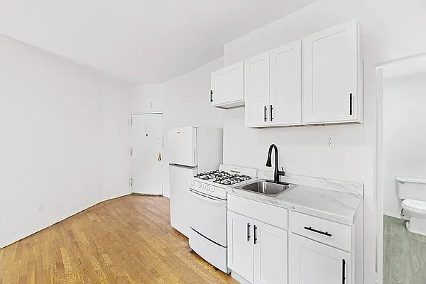 APARTMENT VOL.0〜12 セット 244 East 7th Street | Luxury Apartments | East Village