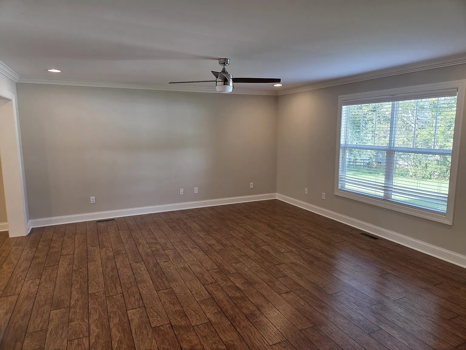 4 bed, 2.5 bath, 2242 sqft, $2,300 — Photo 3