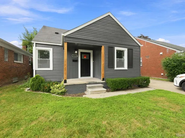 21625 Trombly St, Saint Clair Shores, MI 48080