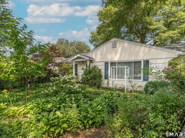 6 Twins Court, Norwich, CT 06360