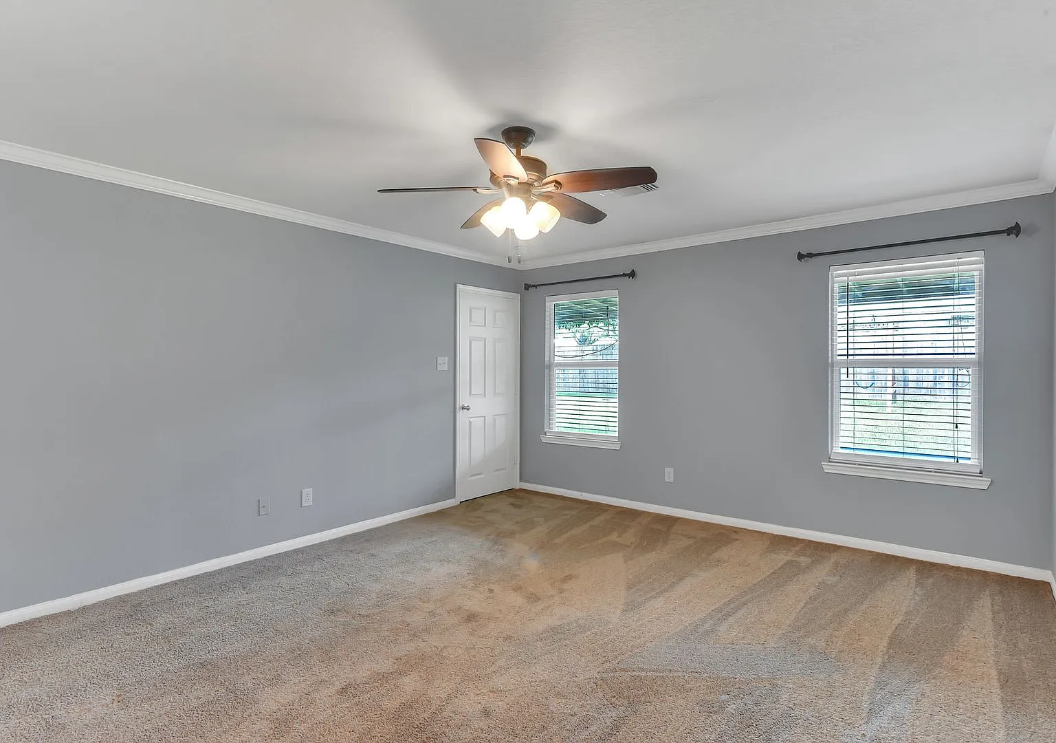 Large fenced corner lot! — Photo 4