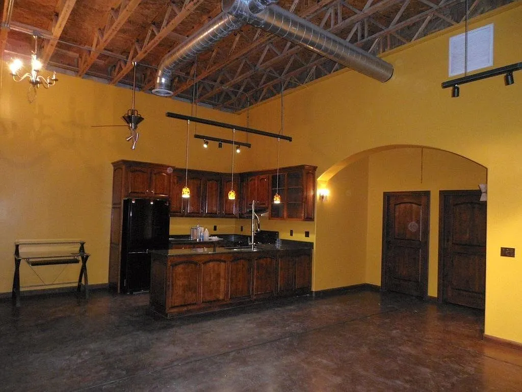 2 bed, 2400 sqft, $2,100 — Photo 2
