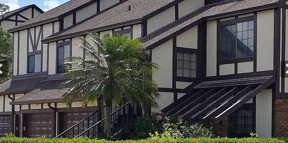 Upstairs unit w/1 car garage