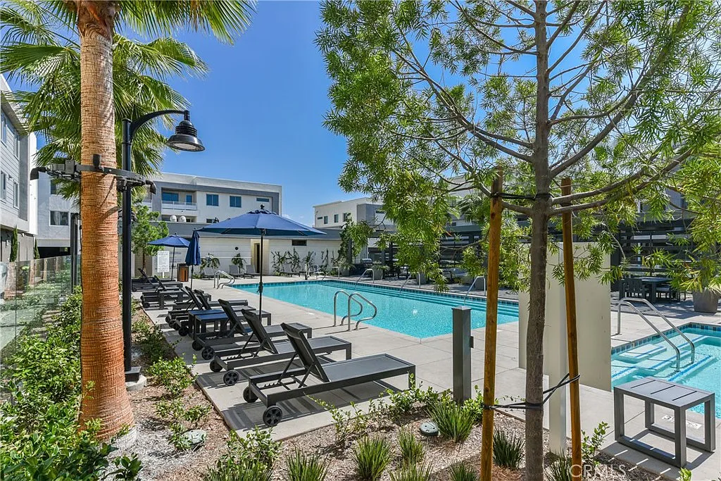 3 bed, 1700 sqft, $3,950 — Photo 2