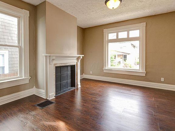 2nd image of 25 W Longview Ave