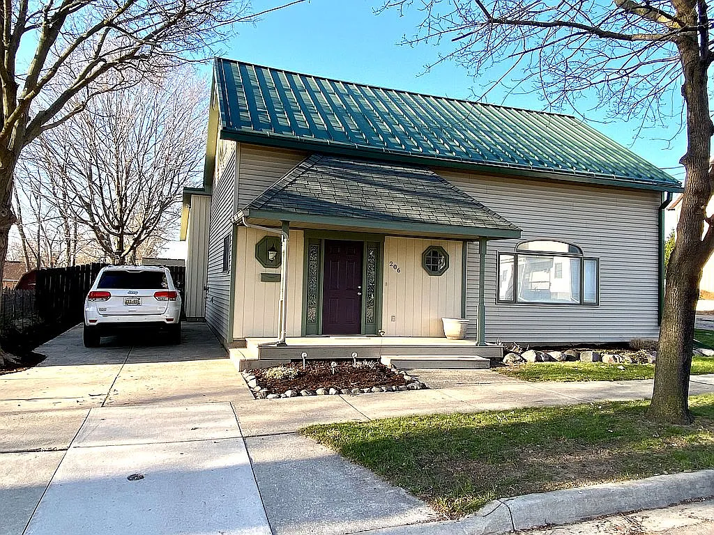 206 W Walker St photo 1