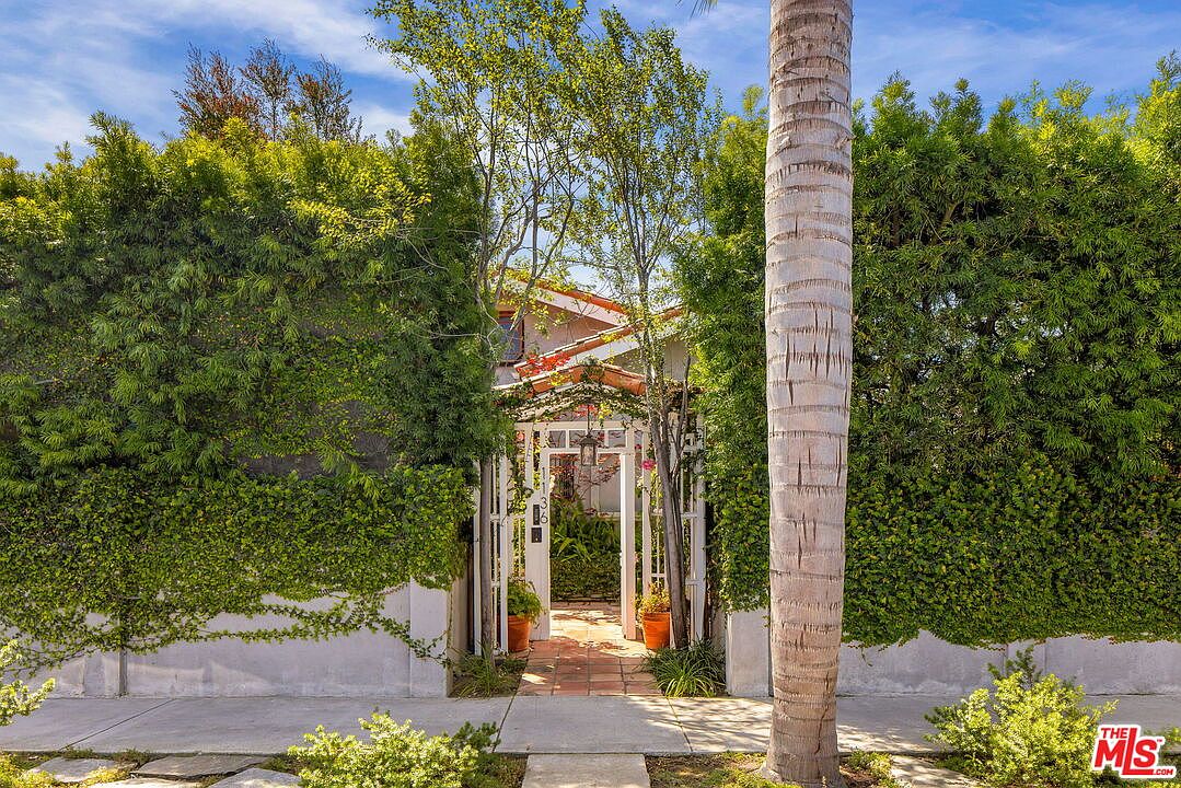 1136 Rose Ave