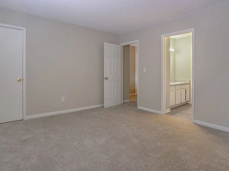 Pineview Apartments — Photo 14