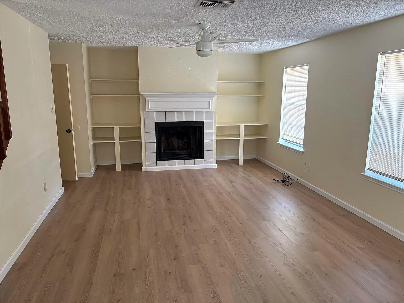 2 bed, 2.5 bath, 5834 sqft, $1,250 — Photo 1
