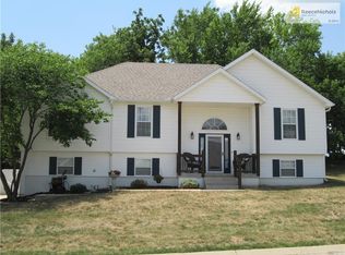 2514 SW Locust St, Oak Grove, MO 64075