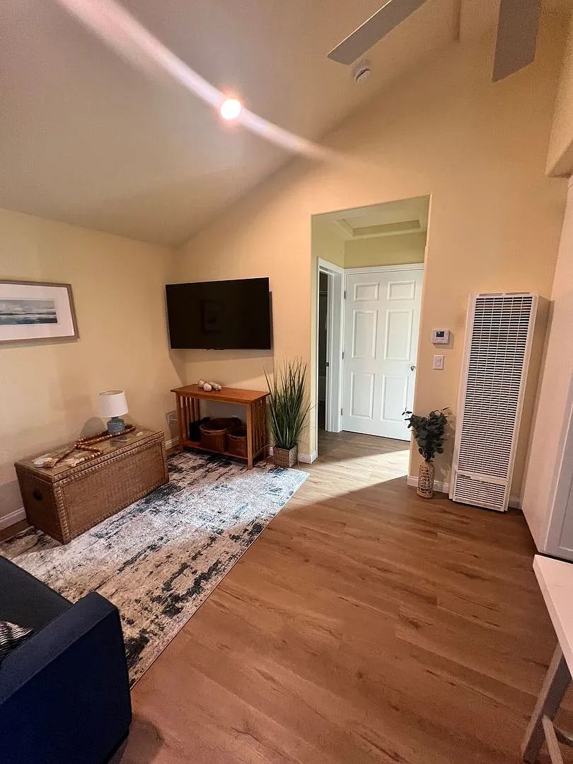 Ventura - Fully furnished one bedroom, one bath month to month rental! — Photo 3