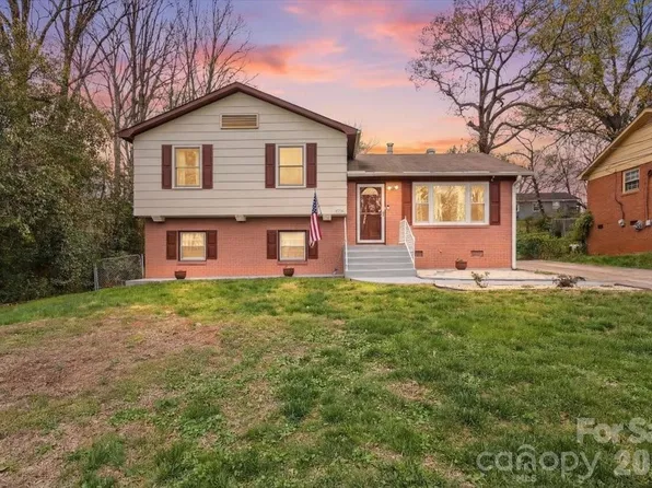 8224 Carrolwood Dr, Charlotte, NC 28217