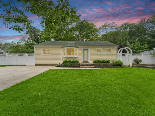 8 Park Lane, Hampton Bays, NY 11946