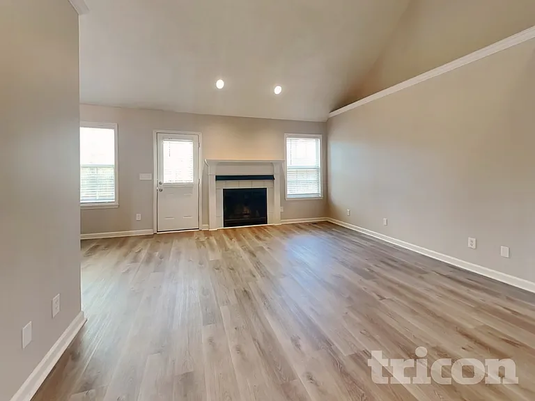 1800 University Dr — Photo 3