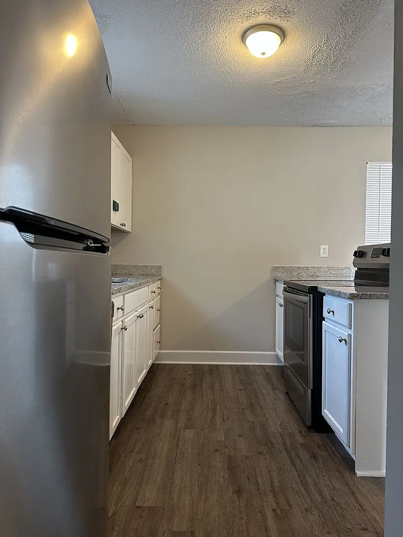 Renovated 3 bedroom, 2 bath on corner lot! — Photo 4