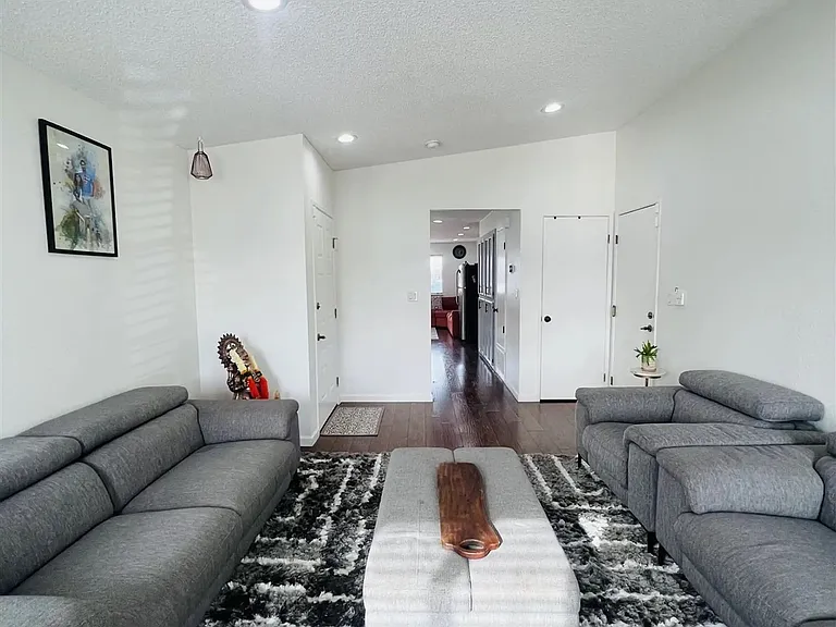 5895 Woodbine Pl — Photo 3
