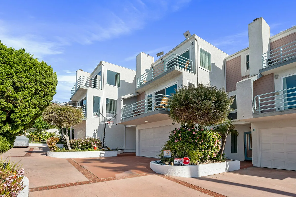Photo 2 of 26 - 867 Aubrey Ct #3 - Hermosa Beach, CA Building Photo - 867 Aubrey Ct #3